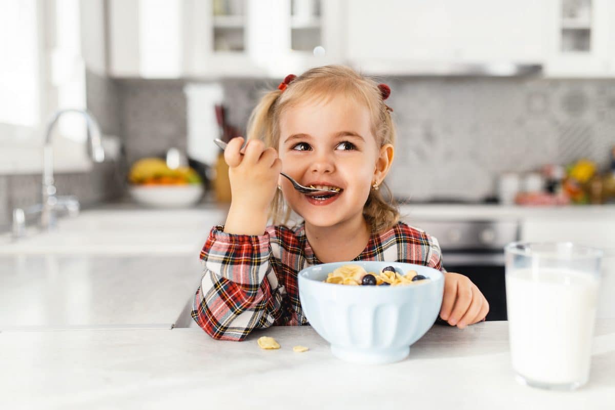La prise d’un petit déjeuner favorise une meilleure qualité de l’alimentation chez l’enfant