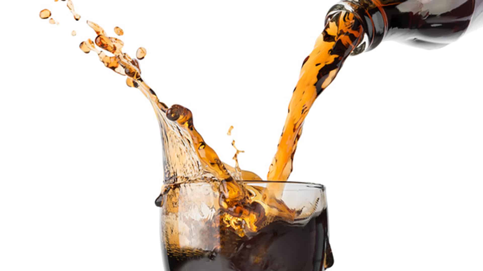 вода выплескивается из стакана. вода льется. налейте в глубокую тарелку воды. вода льется в стакан в руке. кофе стаканчик брызги.
