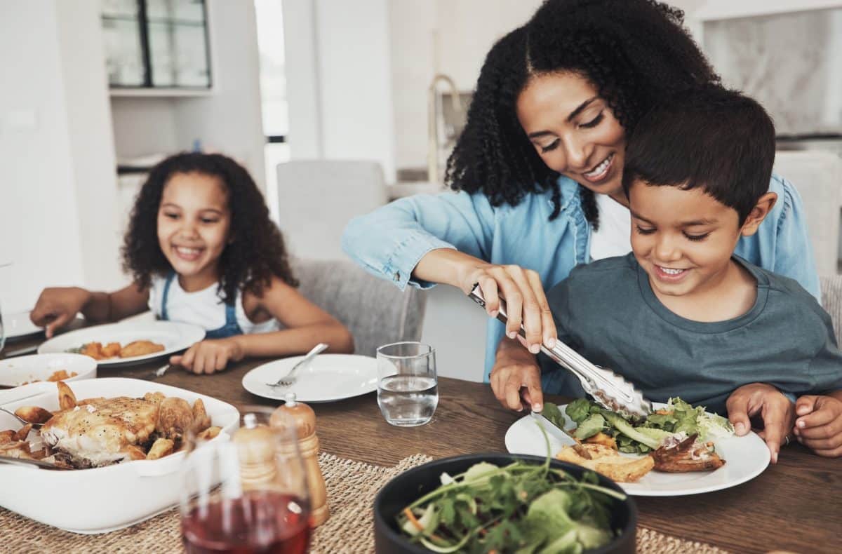 Comment les parents choisissent-ils la taille des portions à servir à leur enfant ?